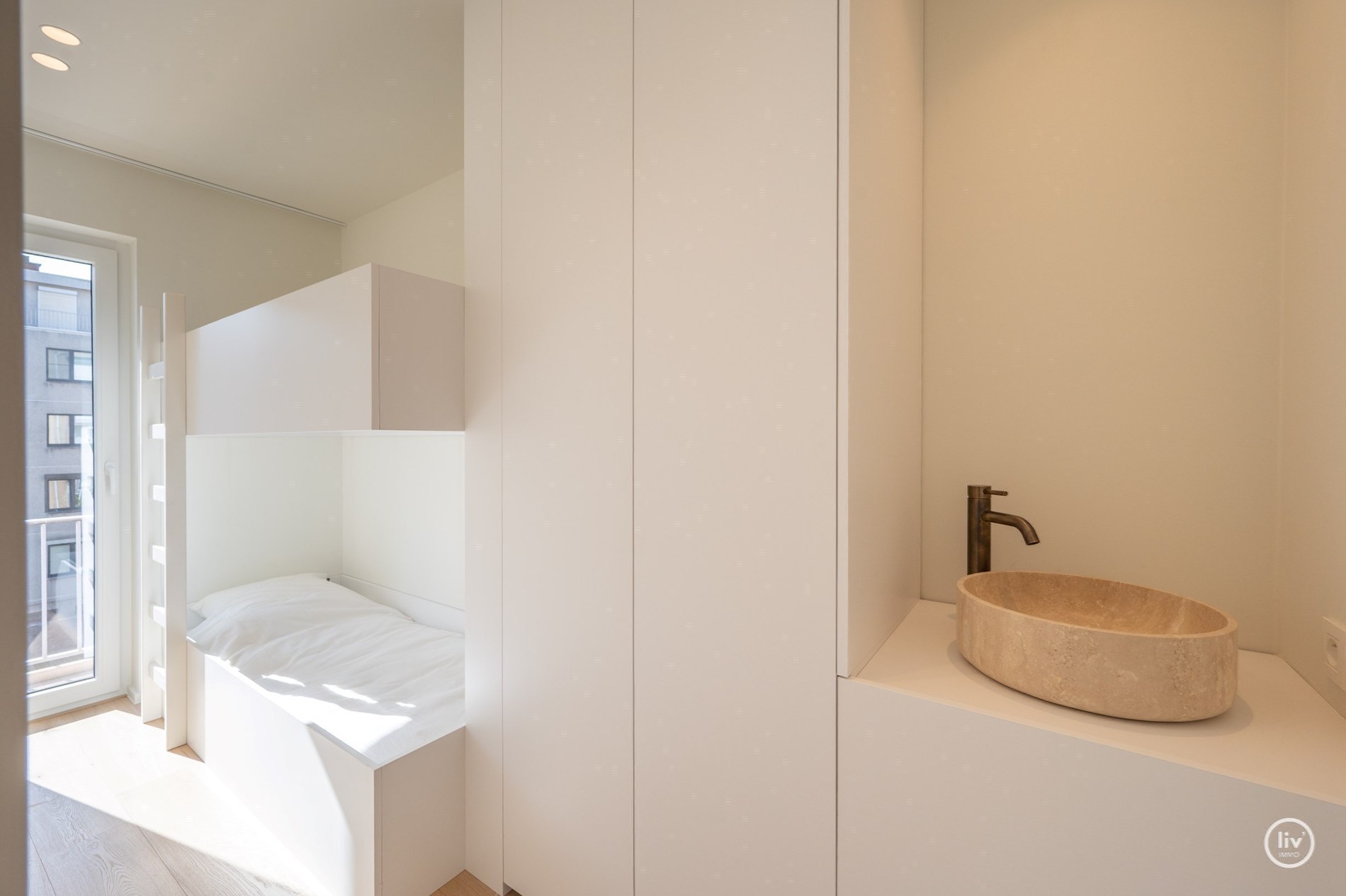 Volledig gerenoveerd appartement met terras gelegen Lippenslaan nabij het Van bunnenplein. 