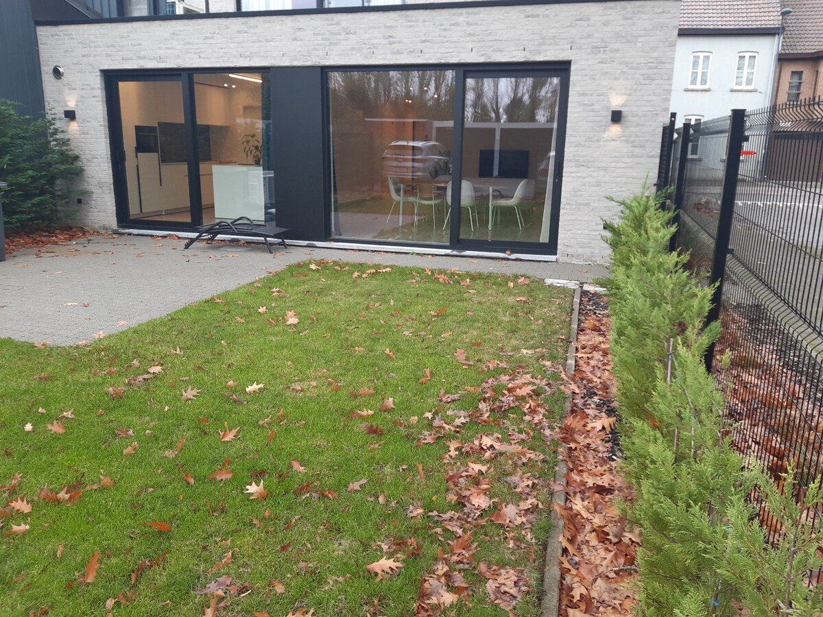 BEN-appartement met terras en tuintje. 