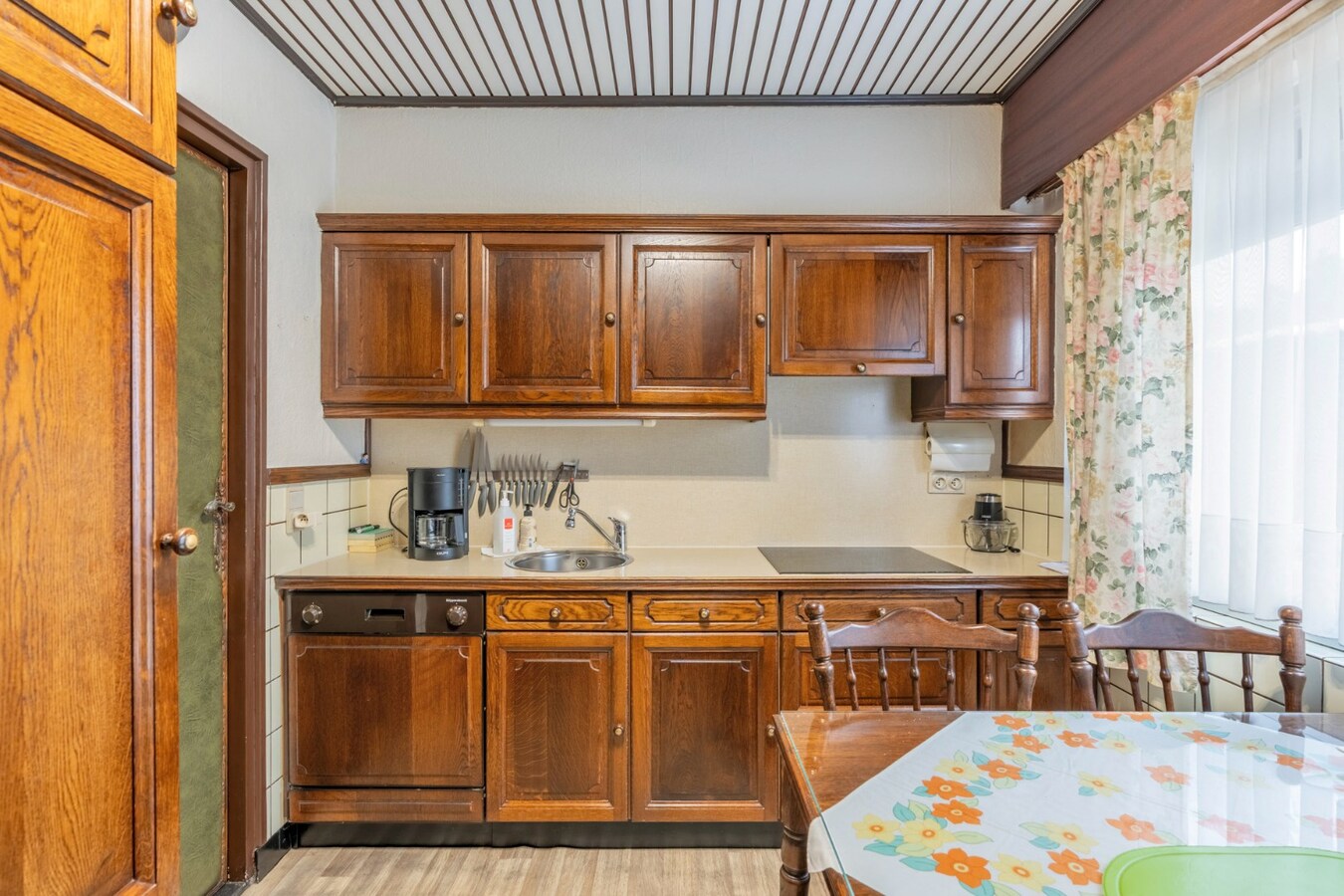 Rustig gelegen gelijkvloerse woning met garage en 3 slaapkamers in Niel-bij-As . 