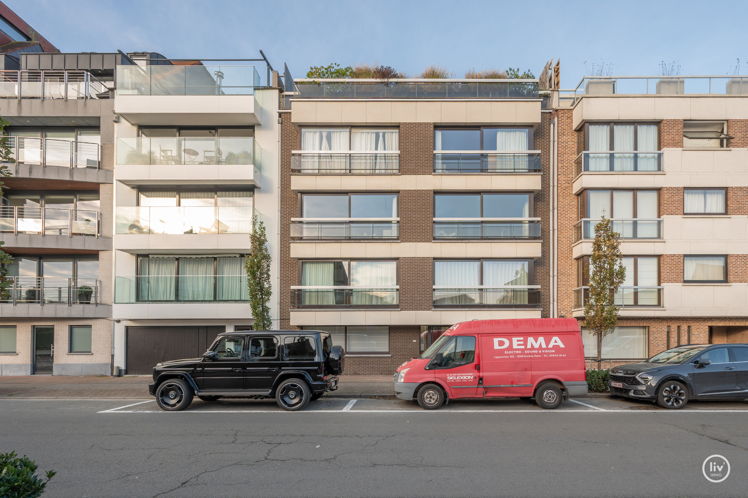 Voici la traduction en français :Appartement lumineux et également en penthouse, idéalement situé entre le Zoute et le centre commercial (possibilité d'acquérir une place de garage à proximité de l'ap 