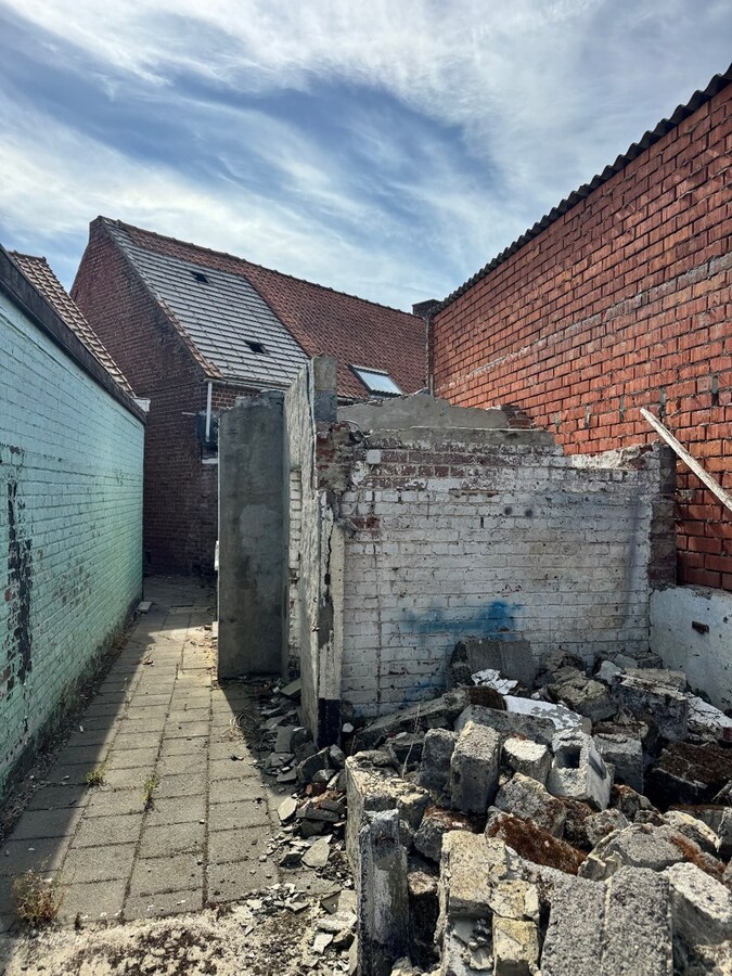Gedeeltelijk afgebroken woning met potentieel te Koekelare 