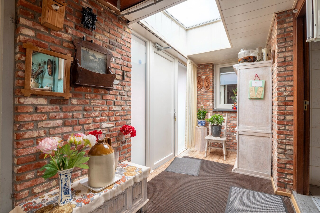 Ruime vrijstaande woning gelegen op een groot perceel nabij de Nederlandse grens. 