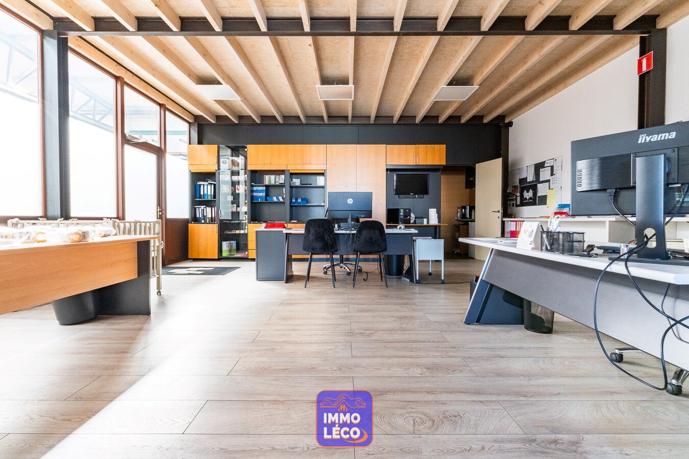 Bâtiment industriel de +/- 2000m² avec bureaux et parking, dans le zoning industriel ! 