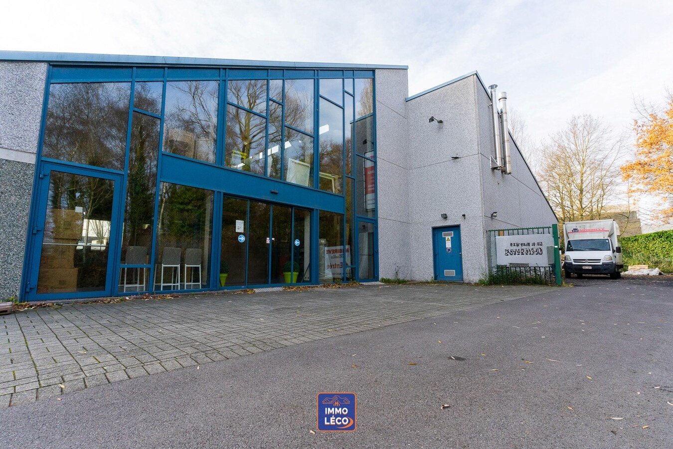 Entrepôt/Show-Room érigé sur 2.696m², à côté de la N58 ! Nombreuses possibilités ! 