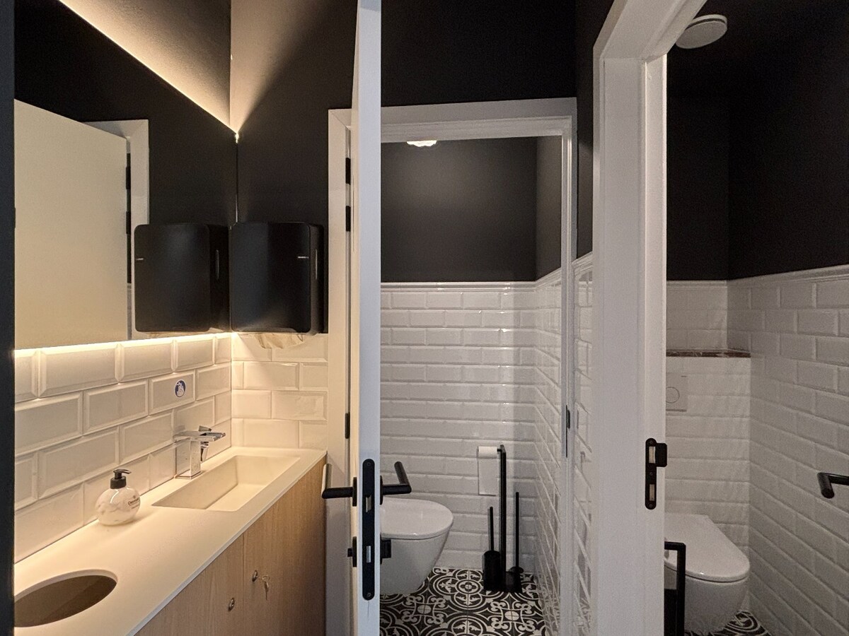 Instapklaar handelsgelijksvloers 90 m² met ruim terras  in het centrum Sint-Antonius naast Bpost. 