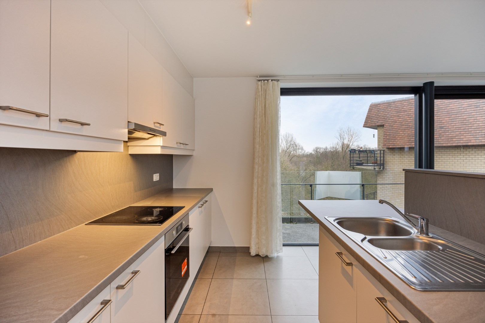 Ruim en lichtrijk appartement met 2 slaapkamers, terras en autostaanplaats vlakbij autostrade - EPC 108 kWh/m² 