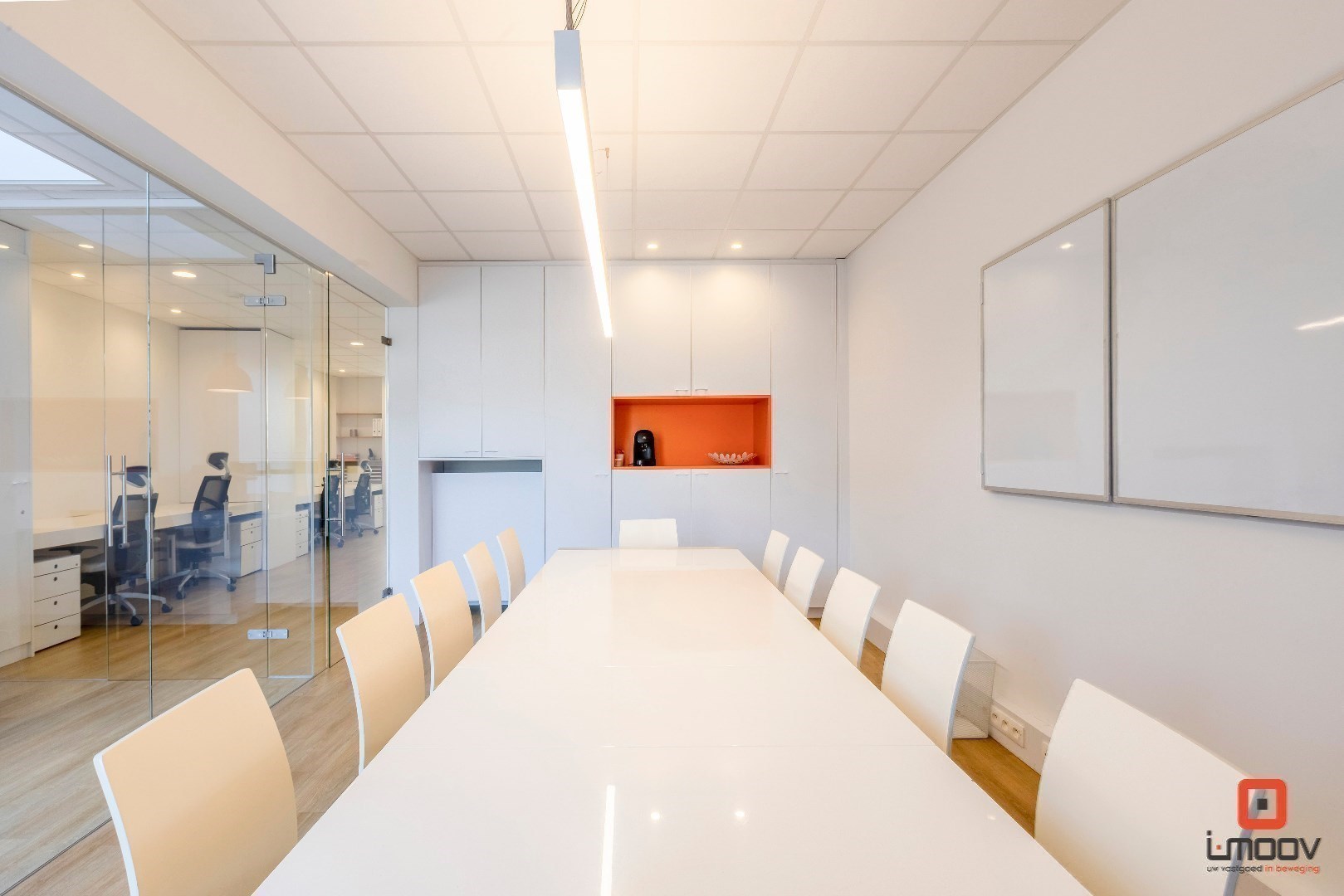 Modern en lichtrijk kantoor; praktijk- of winkelruimte op commercieel gunstige locatie 