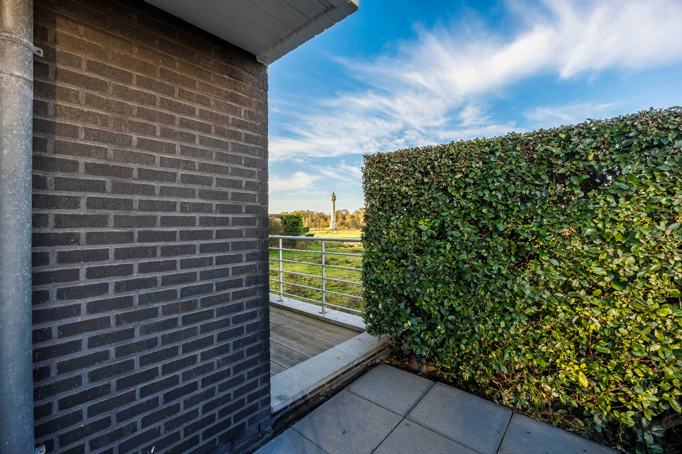 Gelijkvloers appartement met uitzonderlijk zonnig terras en zicht op natuurgebied, op een boogscheut van de zeedijk te Heist. 