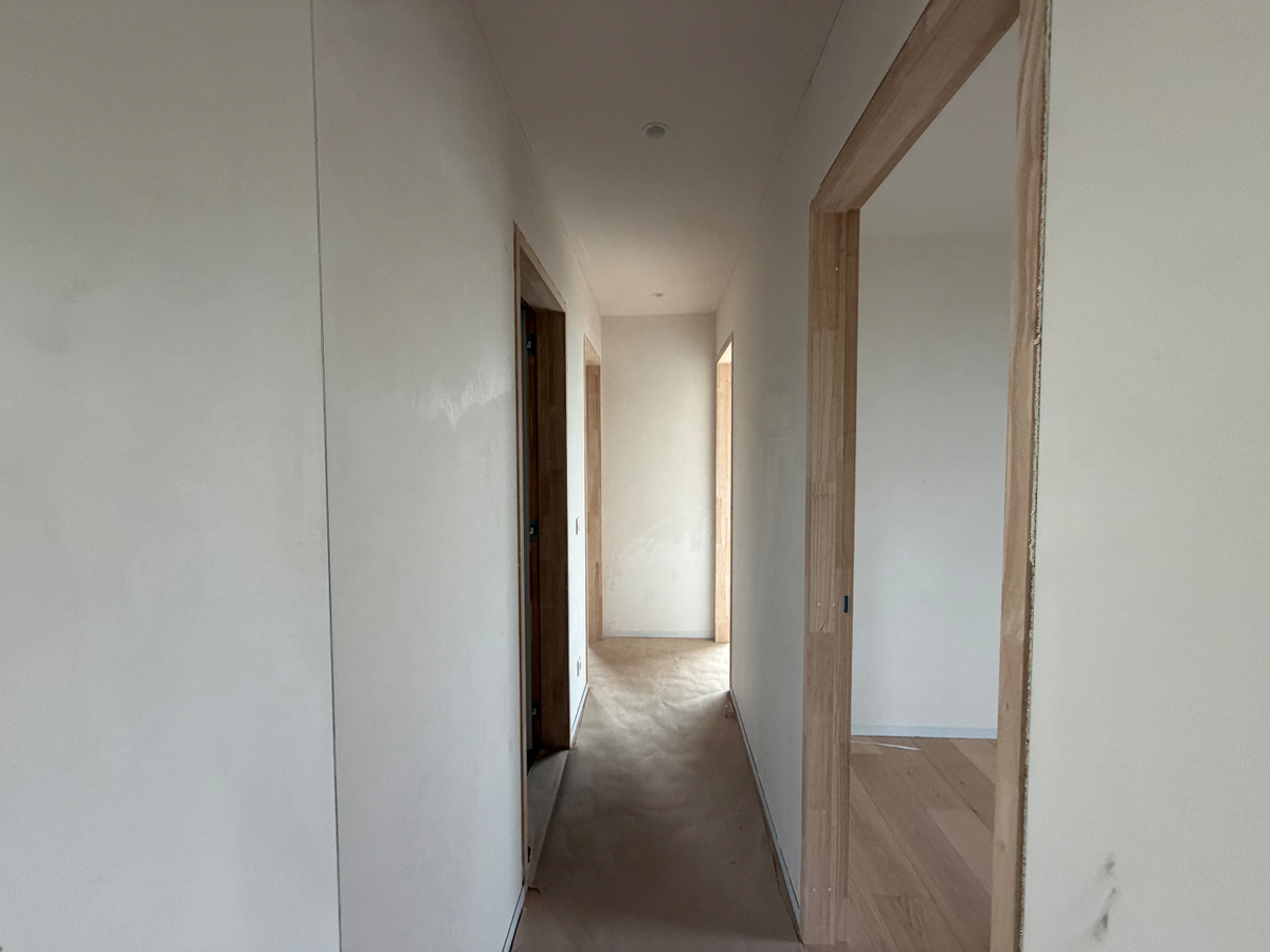Ruime nieuwbouwwoning met terras en tuin. 