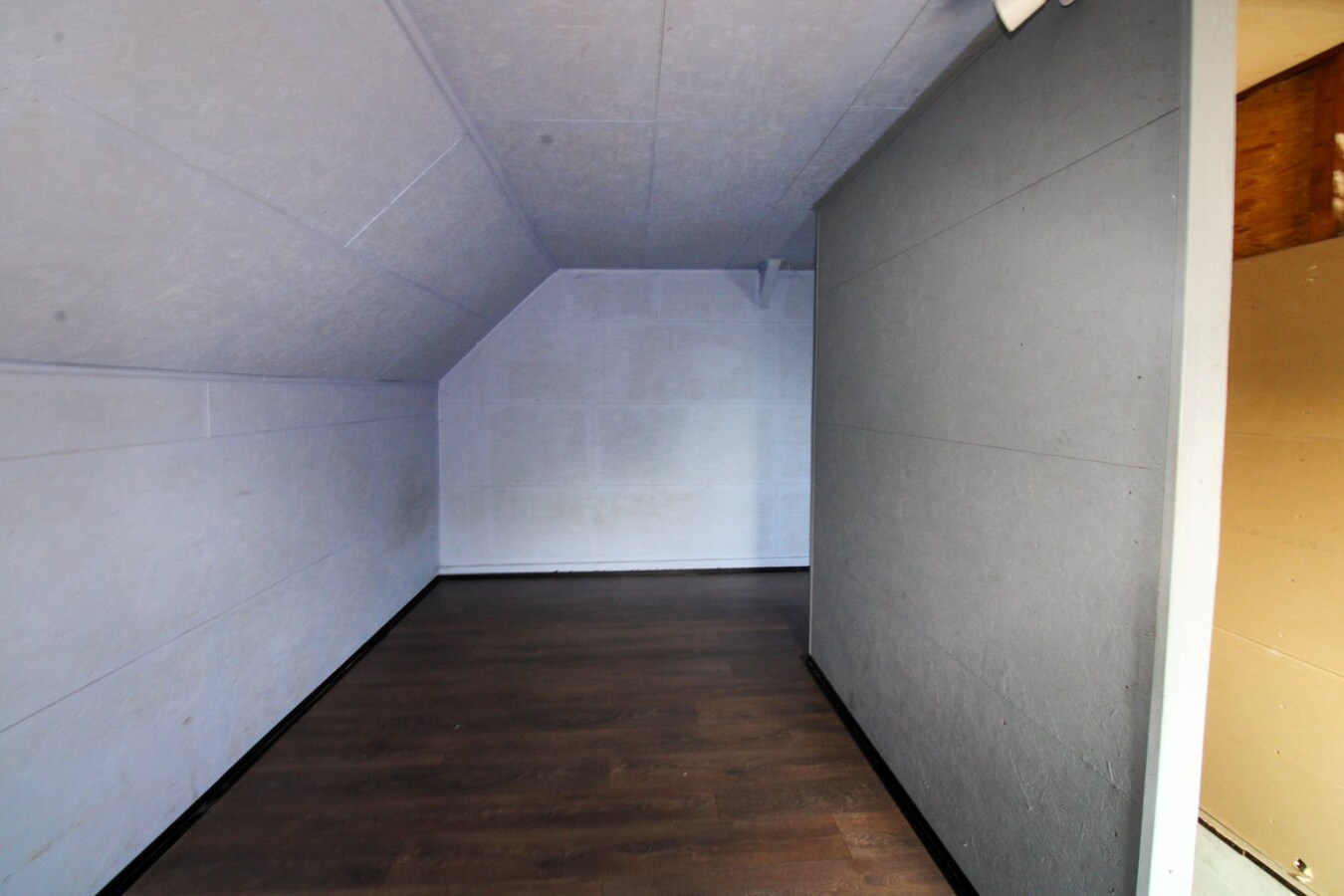 Unieke investeringskans: Halfopen bebouwing met garage, optie tot vijf slaapkamers en groot potentieel op toplocatie te koop in Waasmunster! 