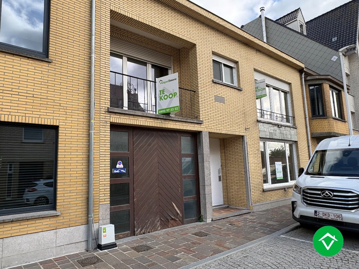 Te koop: Uniek gebouw met 2 appartementen, garage en ruime tuin – hartje Nieuwpoort-Stad 