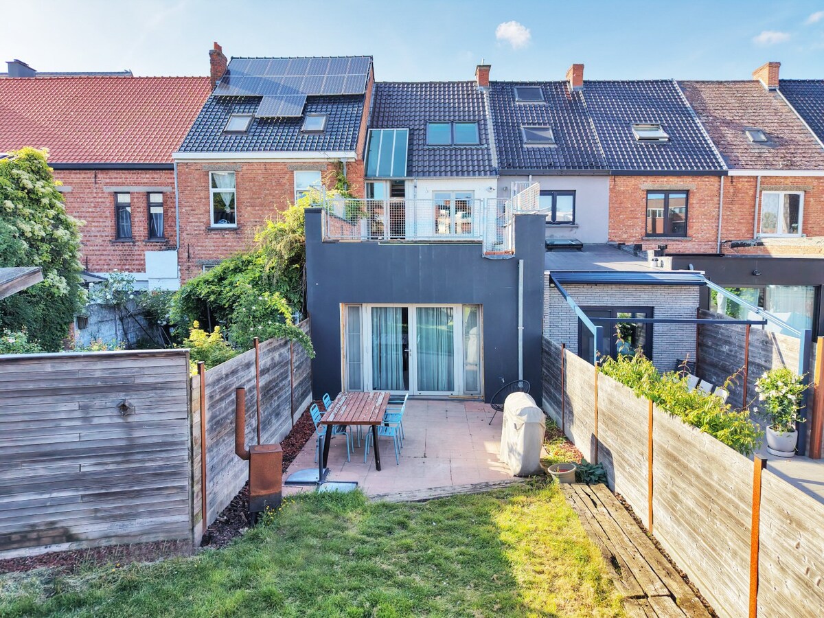 Karaktervolle woning met garage en grote tuin te centrum Zottegem 