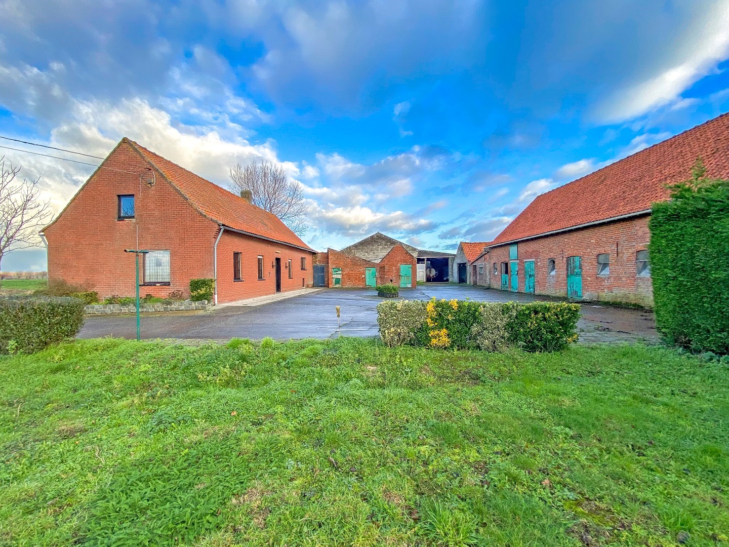 Landelijk gelegen te renoveren hoeve op 4395m². 