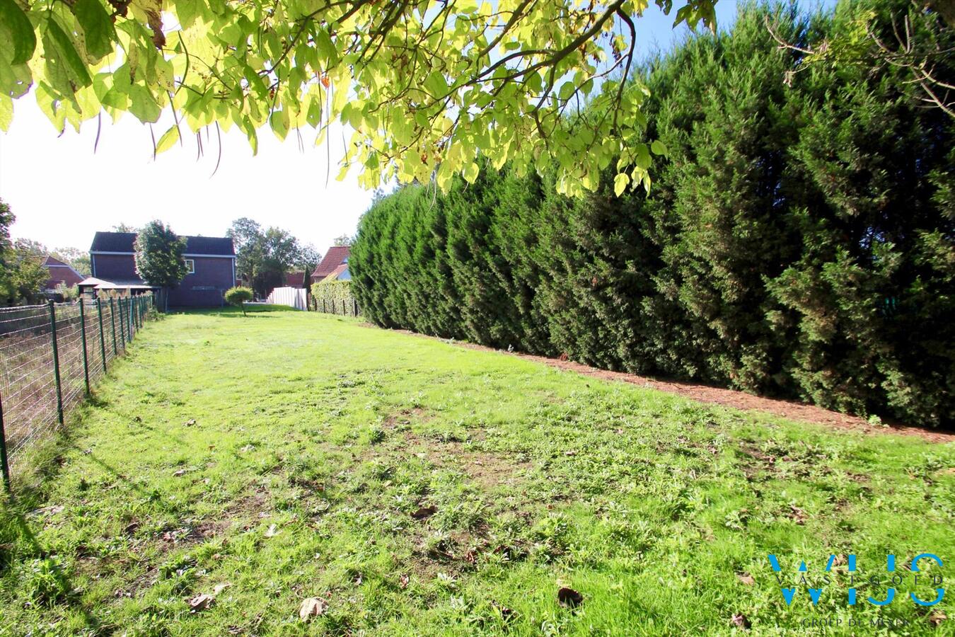 Vlot te renoveren woonhuis op een ruim perceel van 1130 vierkante meter te OOSTEEKLO ! 