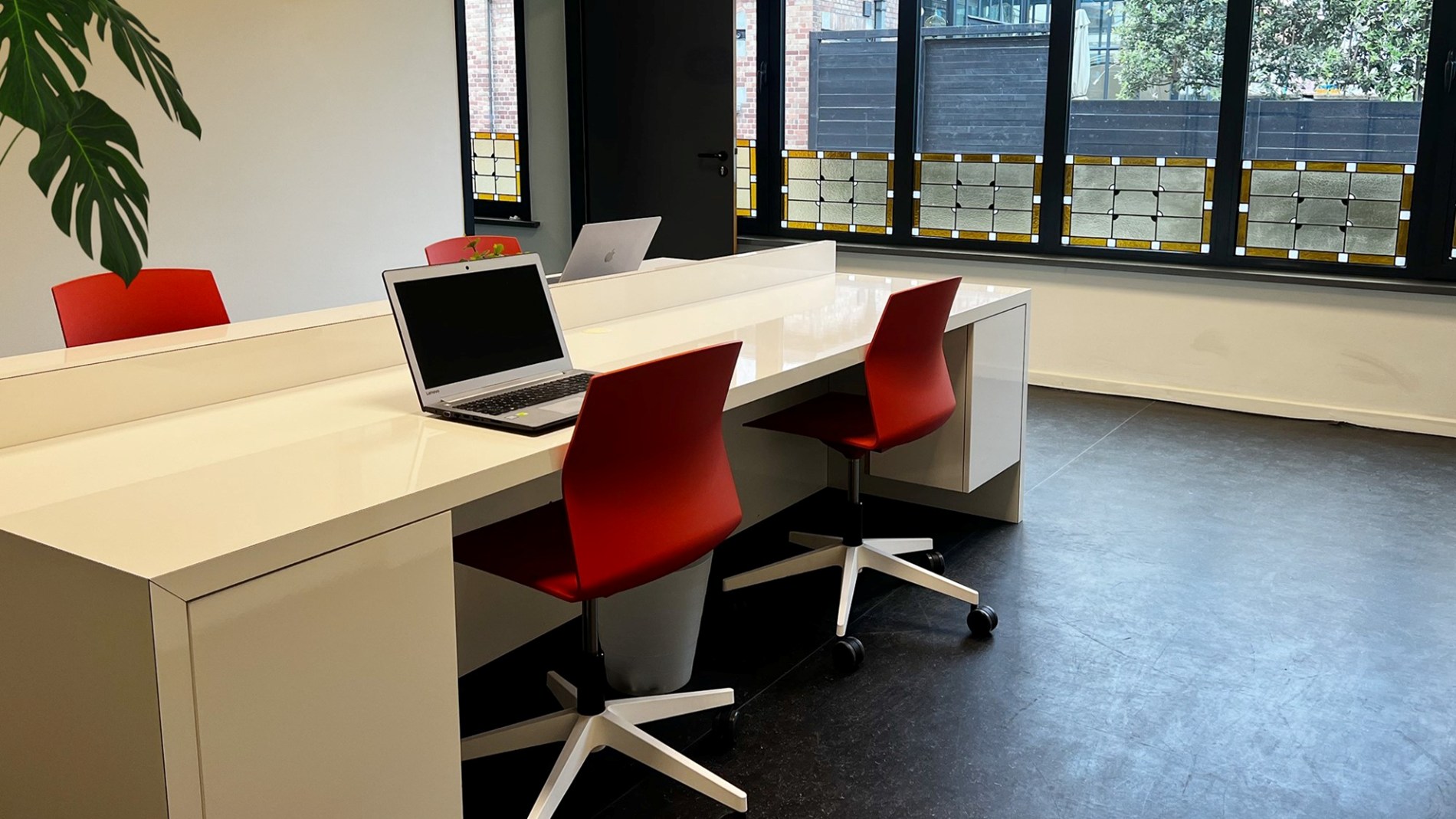 Volledig gerenoveerde kantoren in kleinschalig business center in Gent