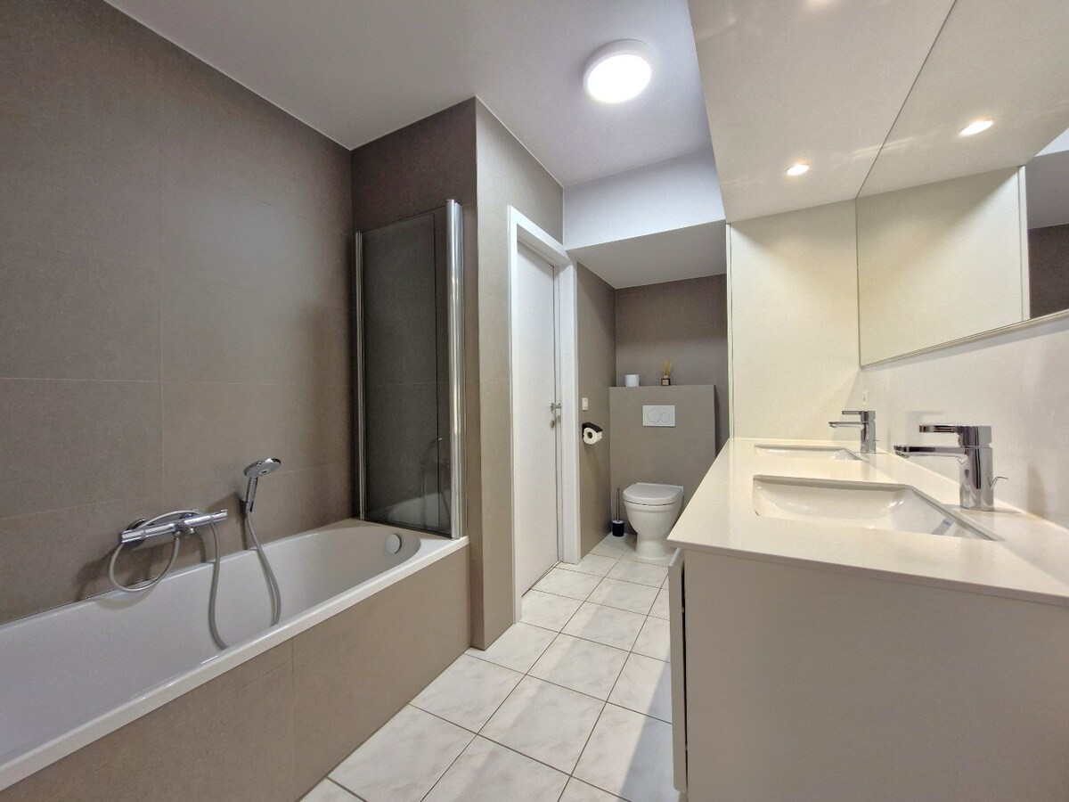 Ruim gelijkvloers appartement aan de zeedijk met open zicht. 