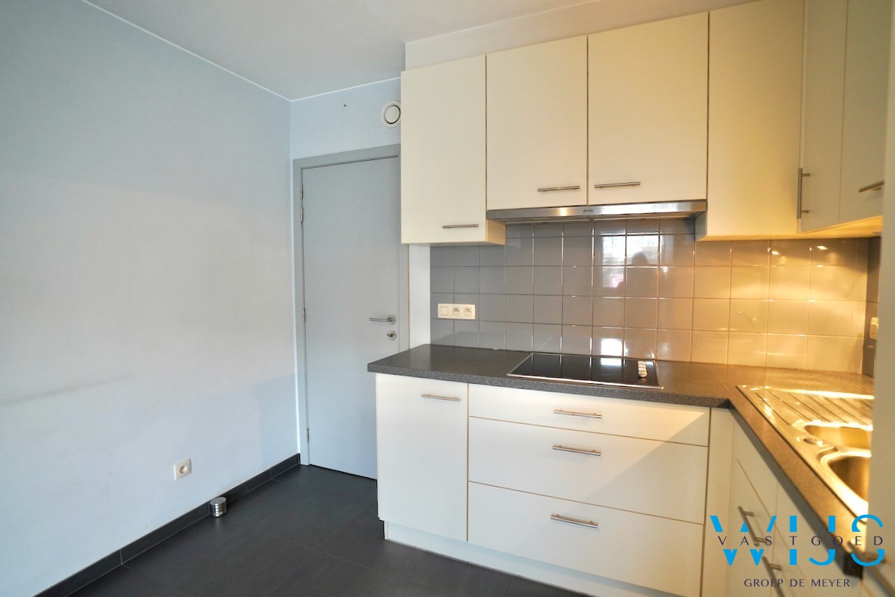 Instapklaar appartement met garage te Oosteeklo ! 