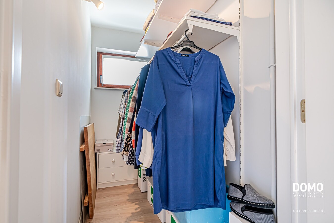 ZUIDWESTELIJK GEORIËNTEERDE DOORZONWONING MET LICHTRIJKE AANBOUW, GEZELLIGE TUIN EN RUIME GARAGE TE KURINGEN (HASSELT) 