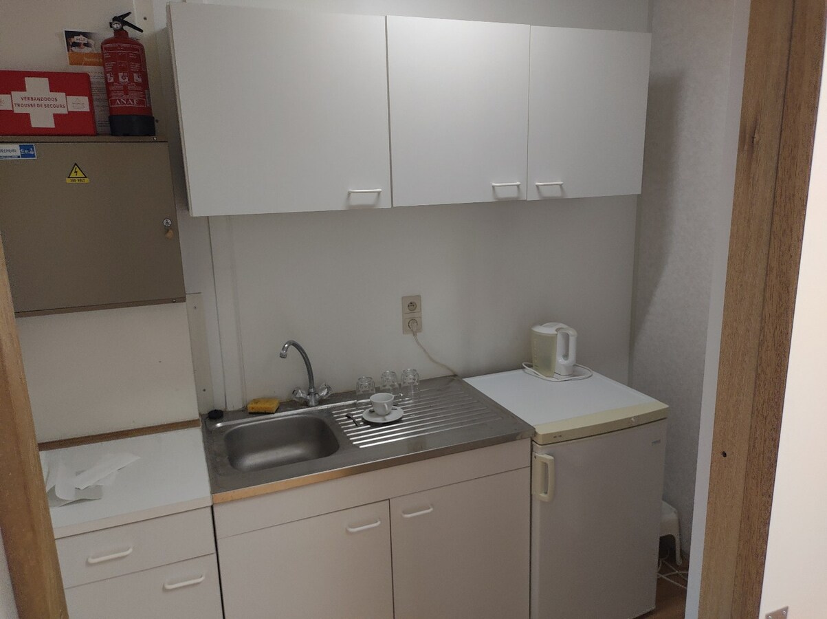 Uniek, functioneel en onmiddellijk instapklaar kantoor op toplocatie in President Kennedypark te Kortrijk 