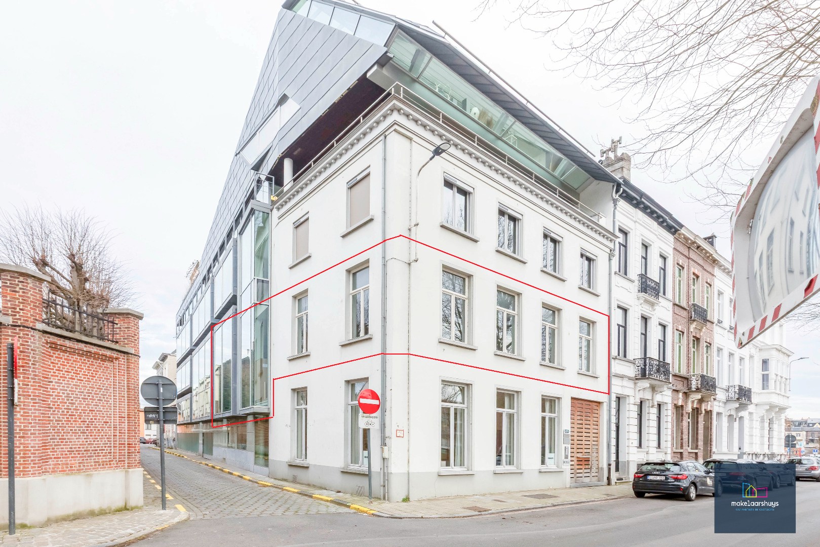 Luxueuze kantoorloft met inpandige staanplaats  en kelderberging  te Coupure Rechts. 