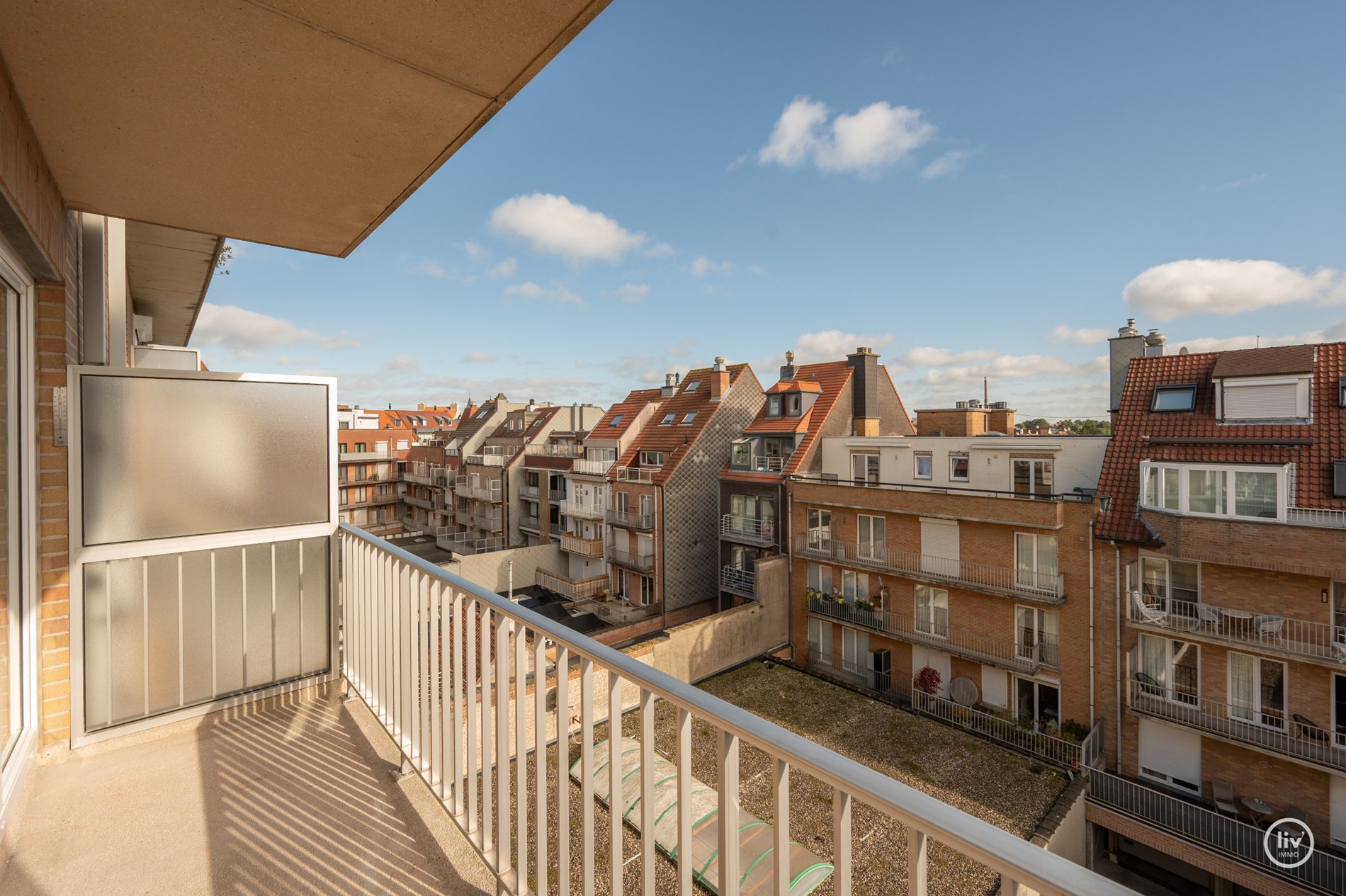 Appartement entièrement rénové et élégant au cœur de Knokke dans la Lippenslaan. 