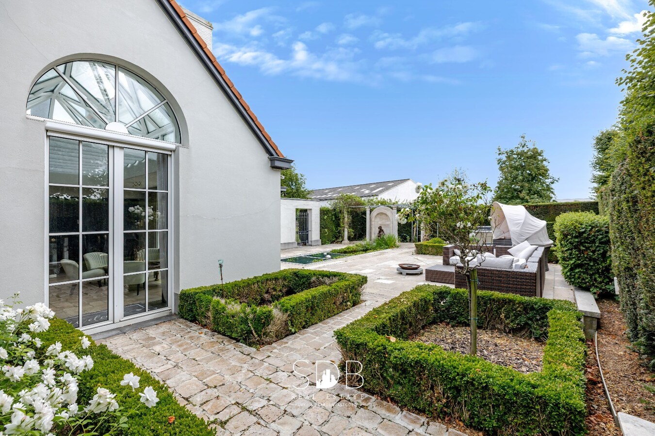 Landelijke villa met ruime bedrijfsgebouwen en opslagmogelijkheden op 23.740m² 