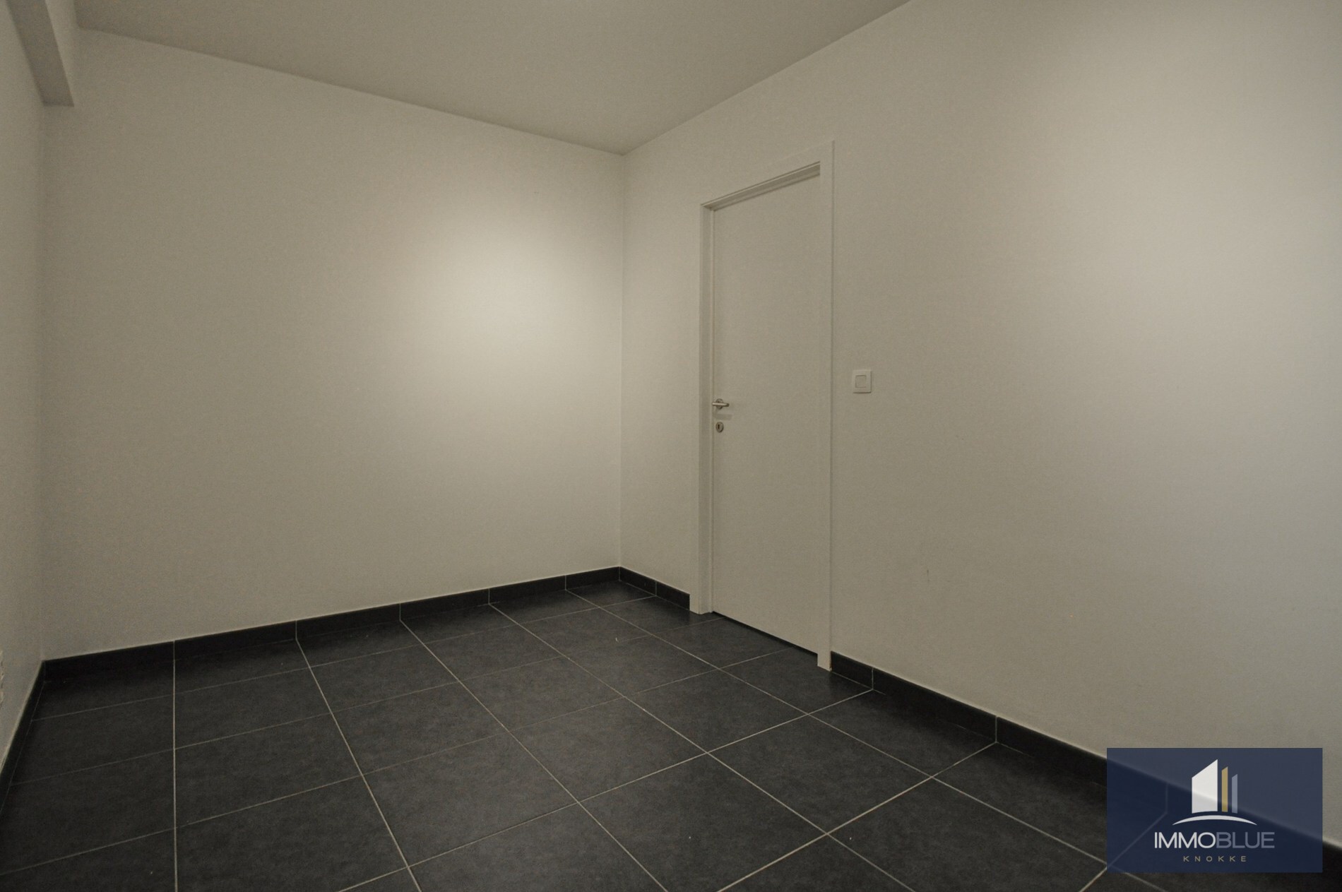 Appartement idéalement situé avec vue partielle sur la mer et sur le centre commercial. 