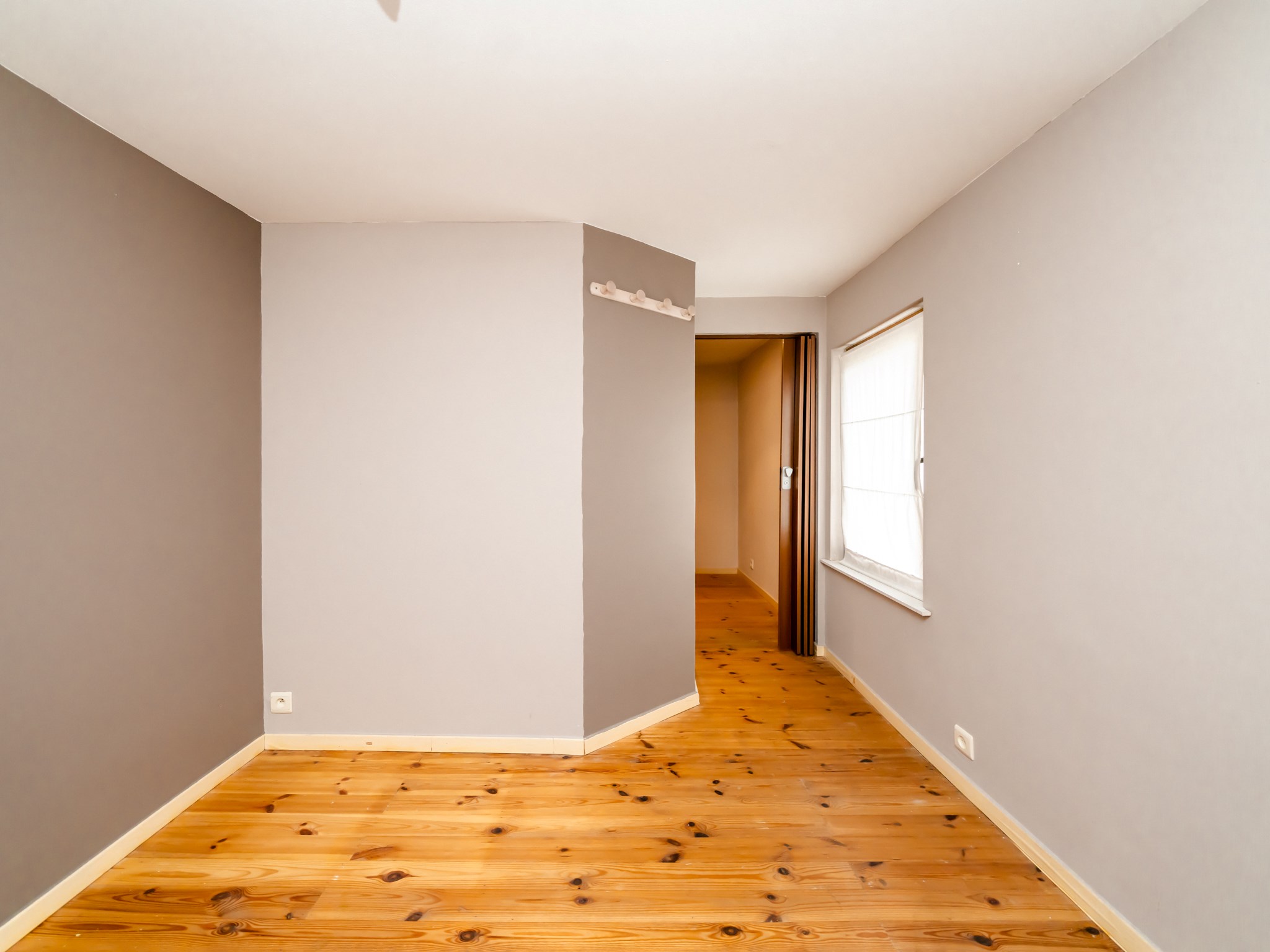 Gerenoveerde 3-gevelwoning met 3 kamers, garage en tuin 