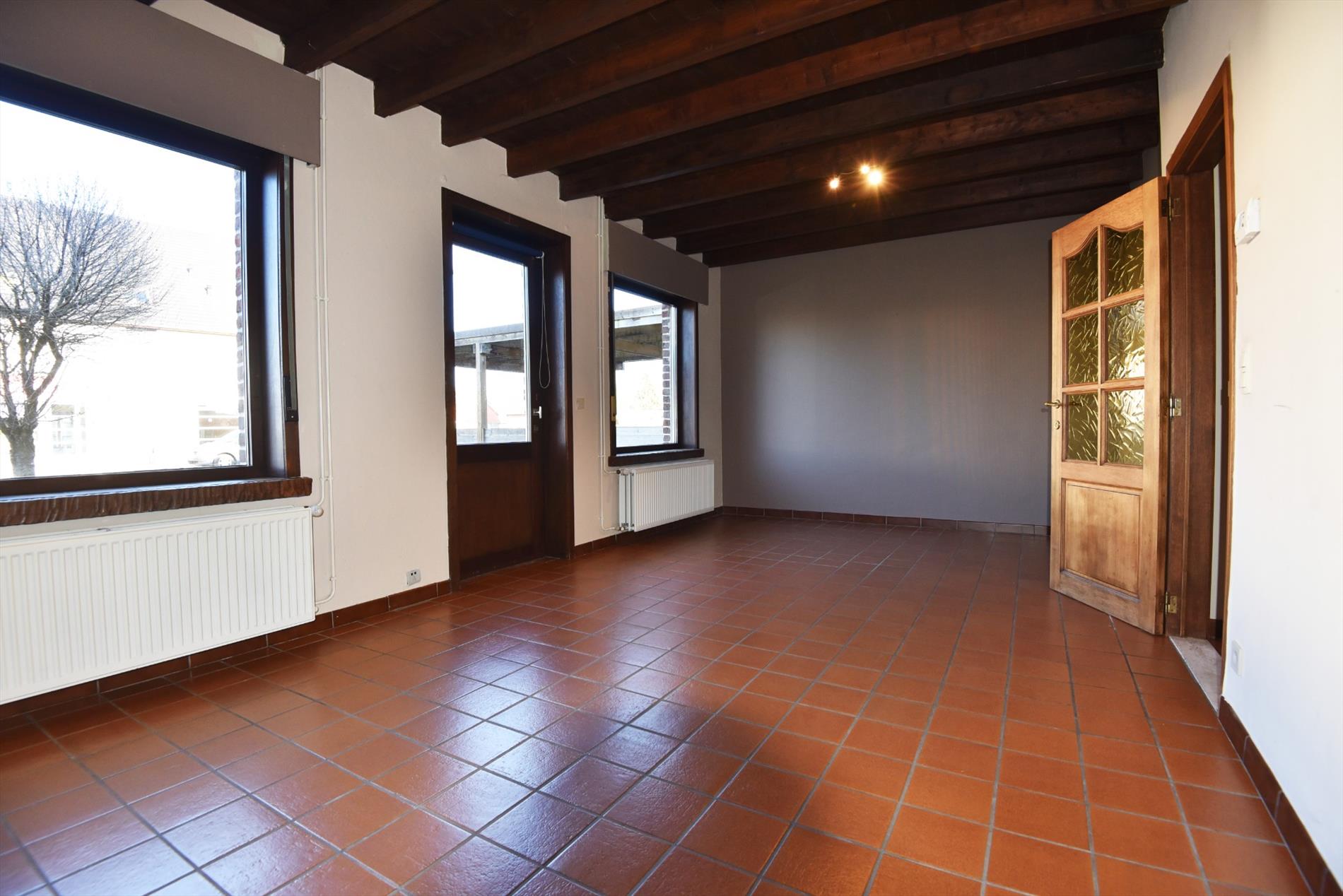 Half open bebouwing met 2 slaapkamers, tuin en garage te Maldegem. 