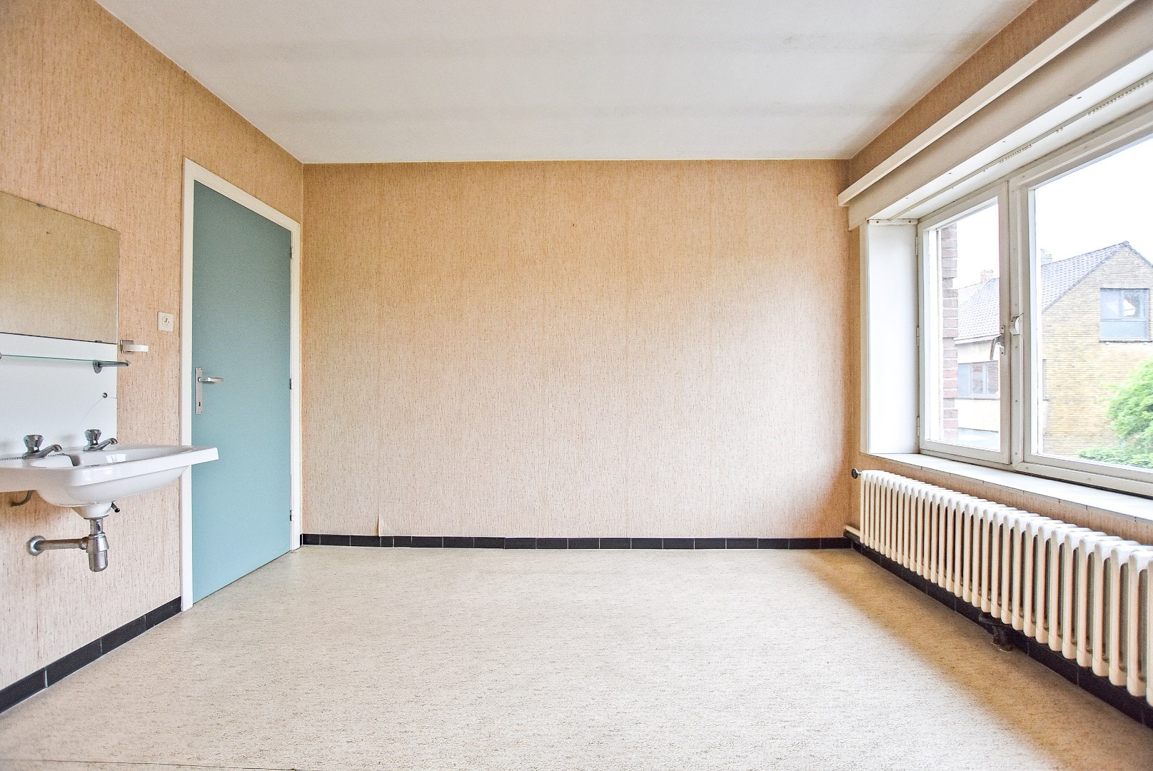 Ruime rijwoning met 5 slaapkamers te centrum Veurne. 