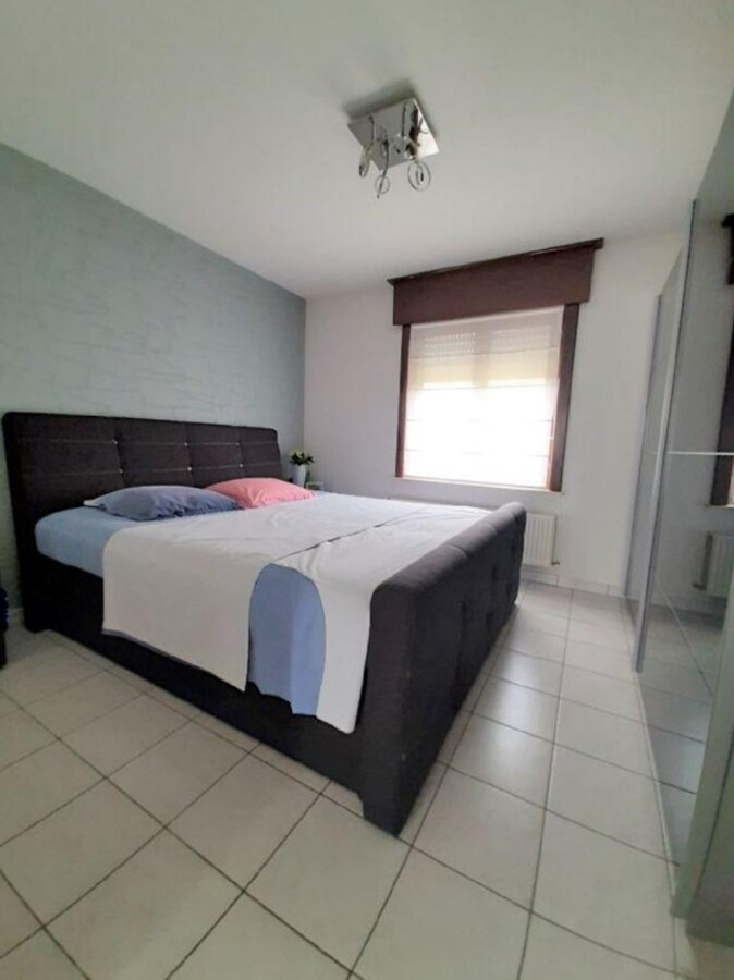 Ruime alleenstaande woning met 2 slpks en garage 