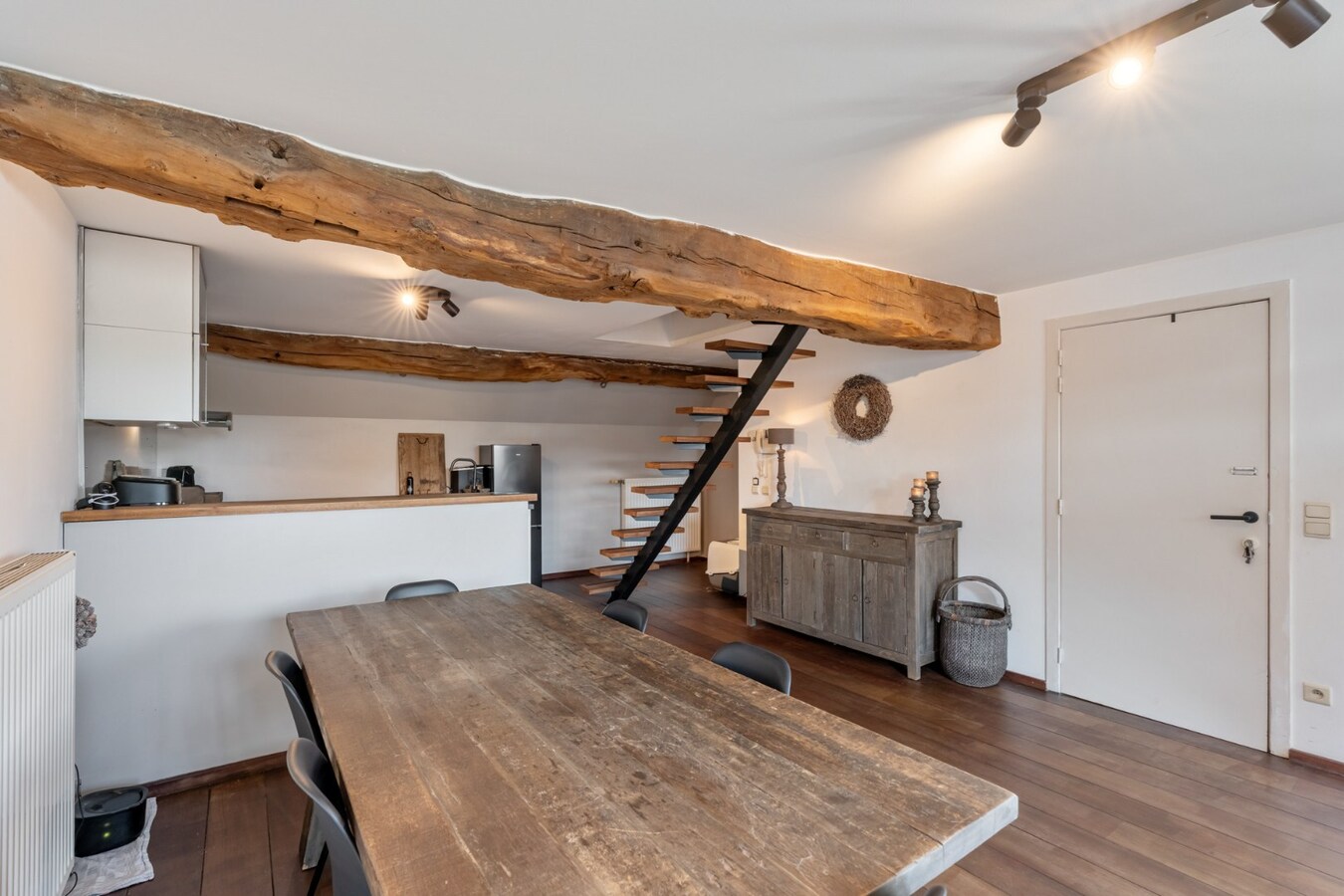 Comfortabel duplex appartement op de 3de en 4de verdieping van een kleinschalige residentie op een steenworp van de historische markt! 