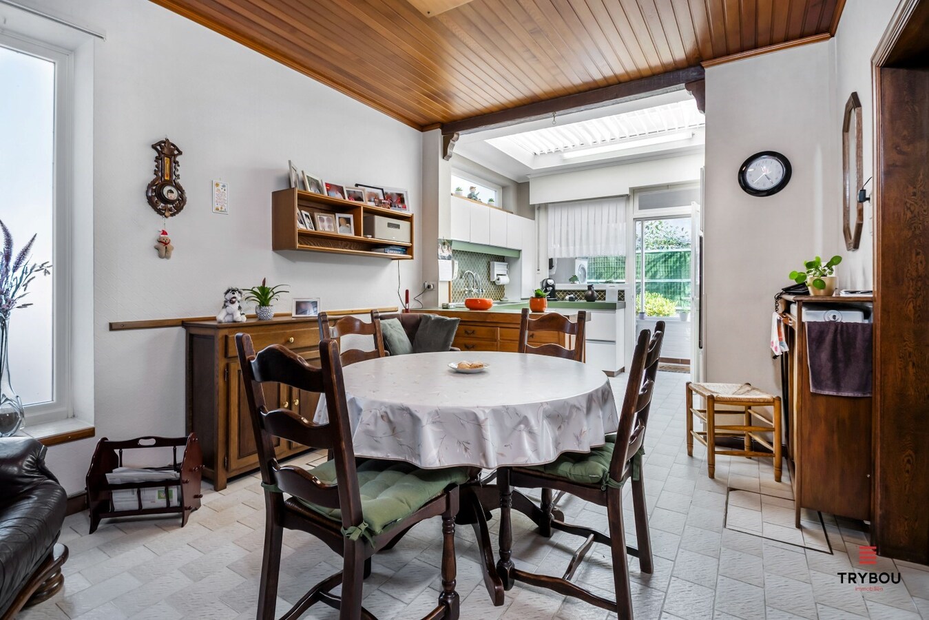 Centraal gelegen, halfopen woning met grote goed onderhouden tuin 