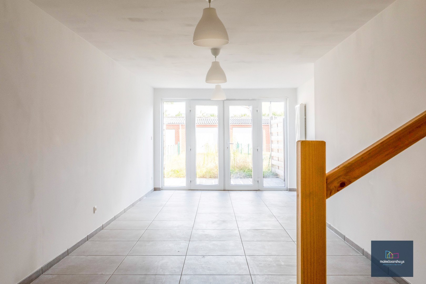 Instapklare gerenoveerde woning in rij met terras, tuin en garagebox 