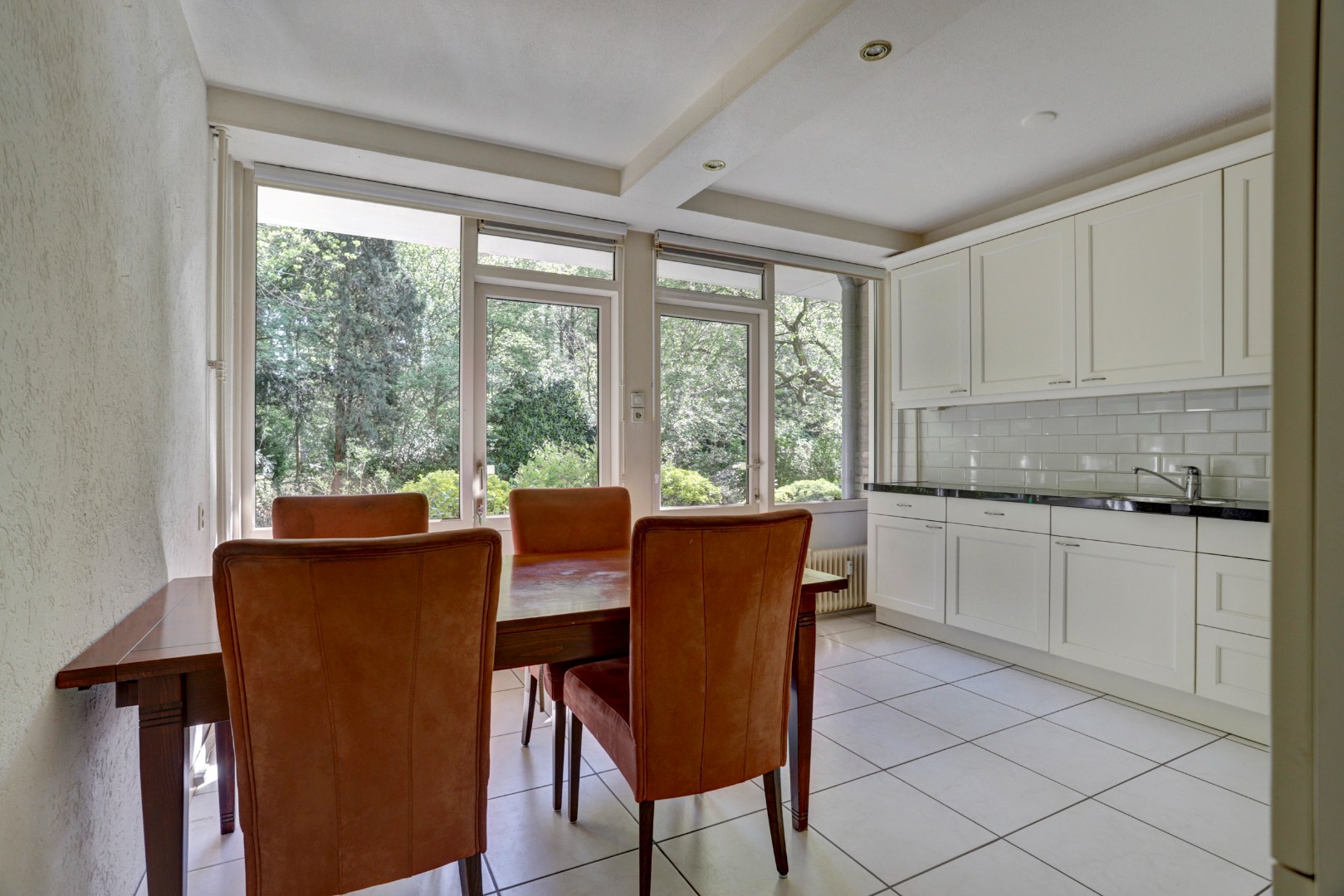 Bijna 100 m² gelijkvloers woonplezier op de begane grond met terras van ca. 36 m².  Deze 3- (voorheen 5) kamerwoning is gelegen op eigen grond! 