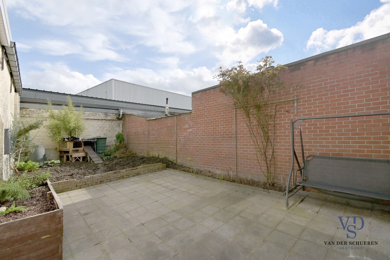 Ruime garage/opslagruimte gekoppeld aan woonst 