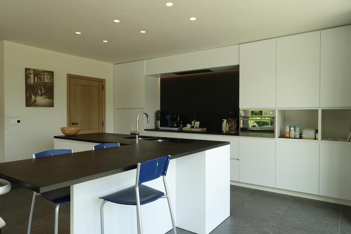 Prachtige recente villa met bijgebouw 