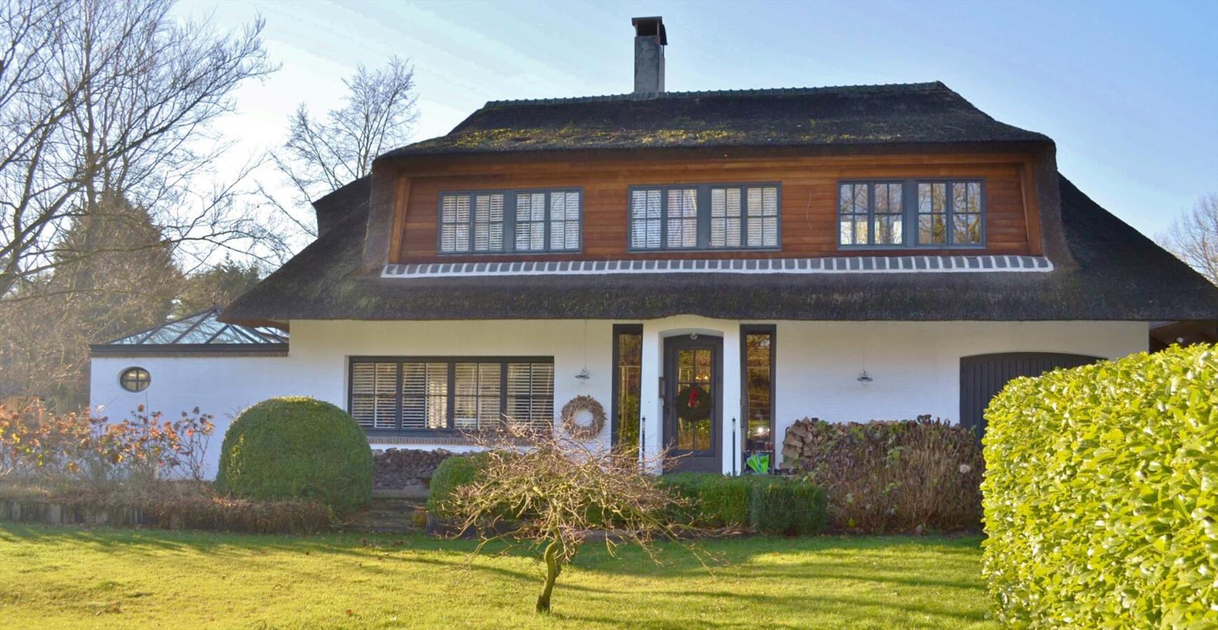 Ruime villa met stallingen en weide op 4900m² te Schoten 