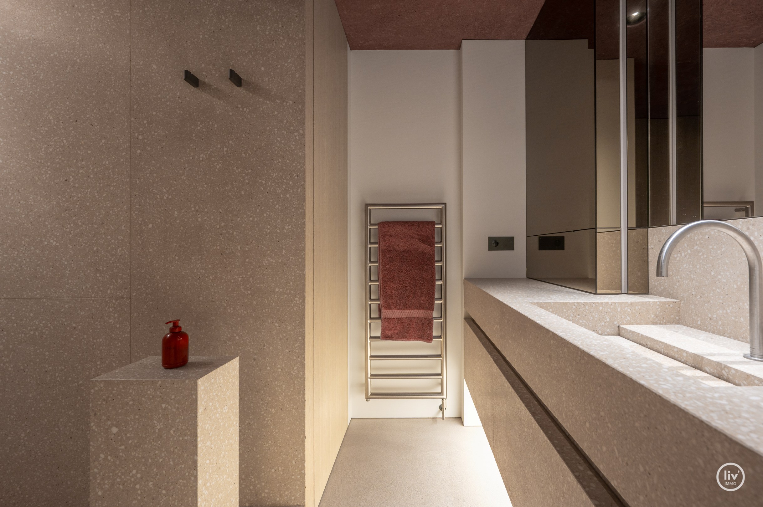 Uniek appartement ontworpen door architect Glenn Sestig met zijdelings zeezicht aan het Driehoeksplein 