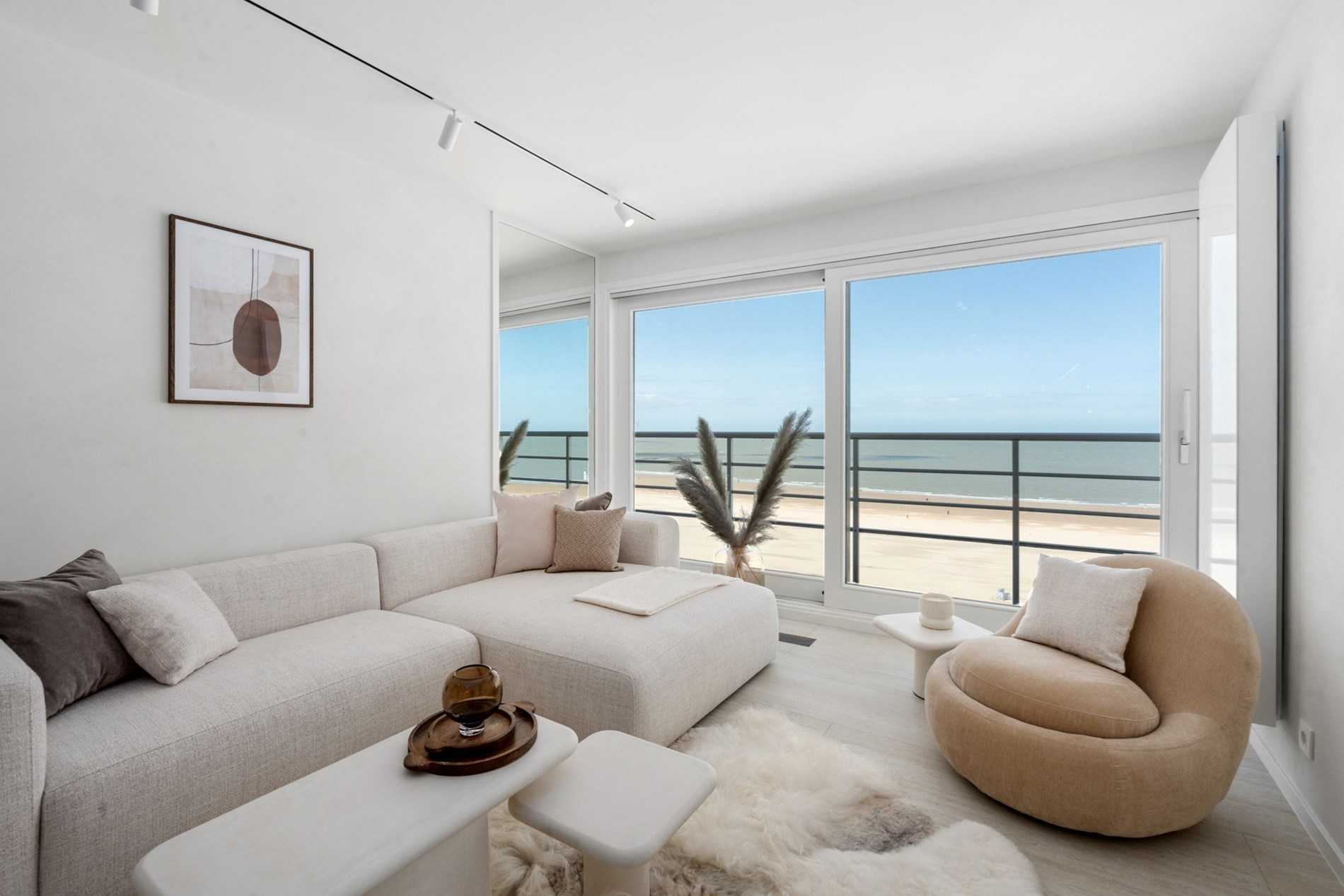 Integraal gerenoveerd appartement genietend van een panoramisch uitzicht op de zeedijk te Duinbergen! (mog tot aankoop van een garage) 