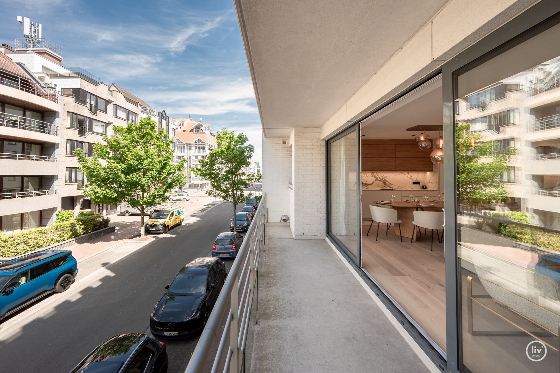 Instapklaar 3-kamer appartement op wandelafstand van de Lippenslaan met zuidgericht-terras. 8m gevelbreedte ! 