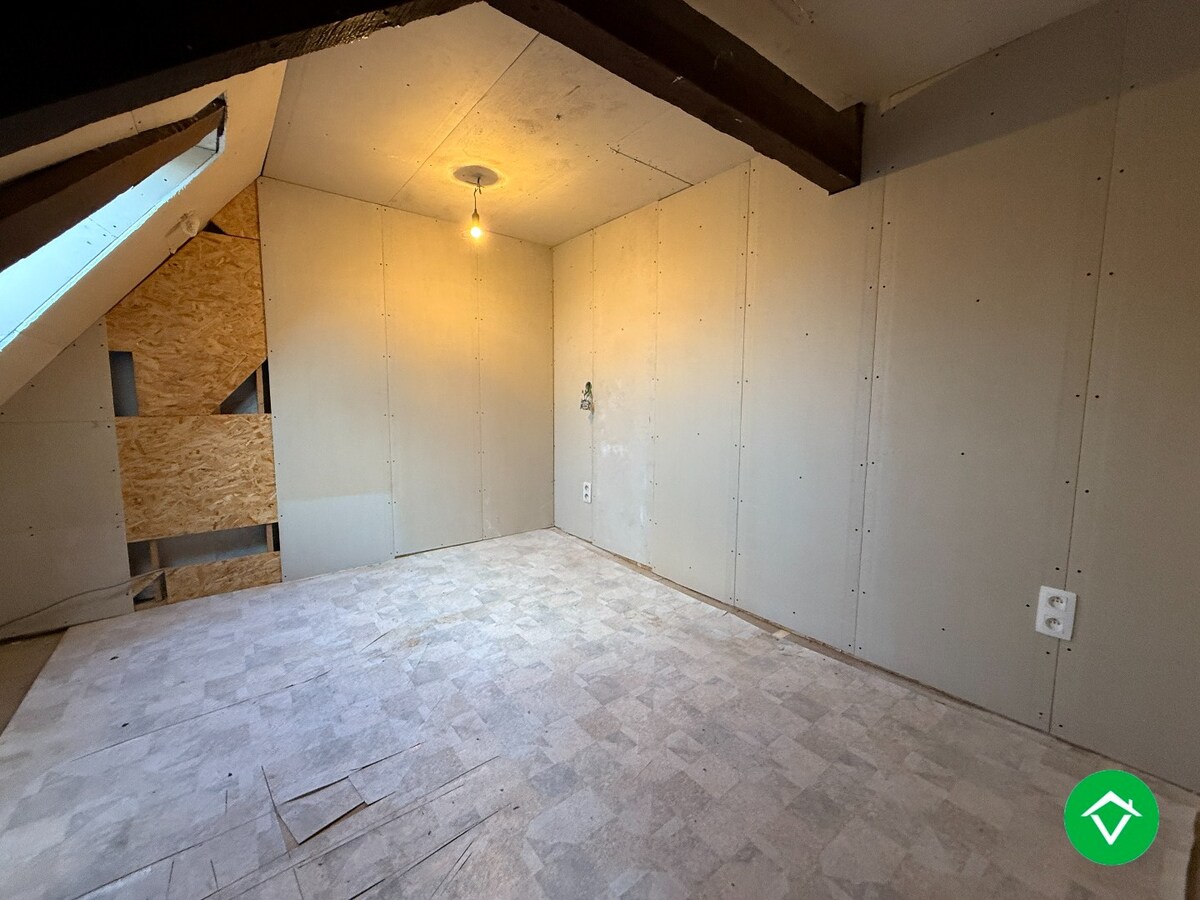 Rustig gelegen halfopen bebouwing met 3 slaapkamers, tuin en garage met uitweg! 