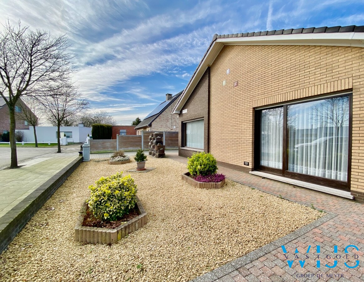 Ruime bungalow op een ideale locatie te Ertvelde ! 