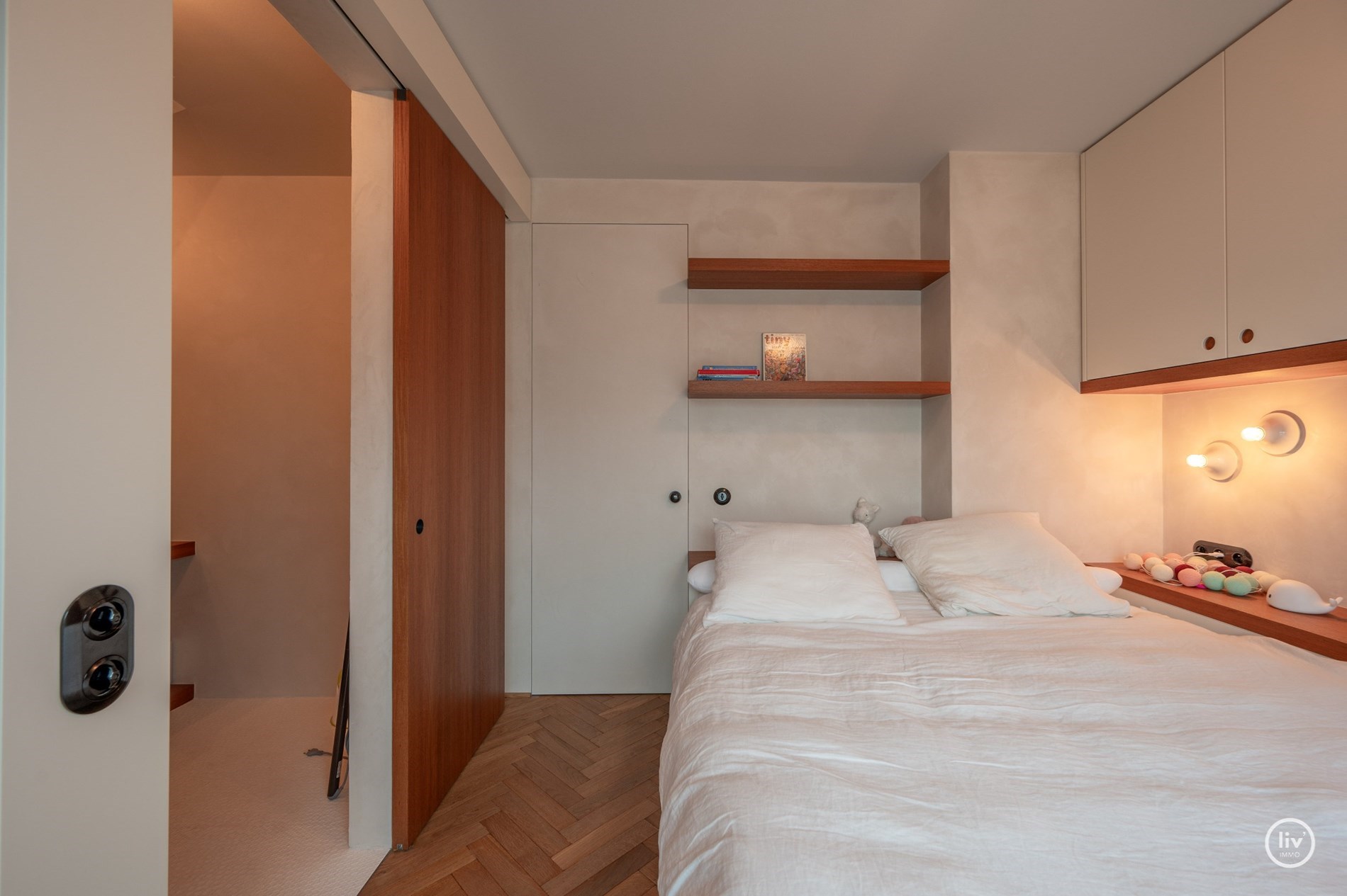 Uniek afgewerkt duplex dakappartement met mooie terrassen gelegen aan de zuidkant van de Kustlaan, vlakbij het Driehoeksplein. 