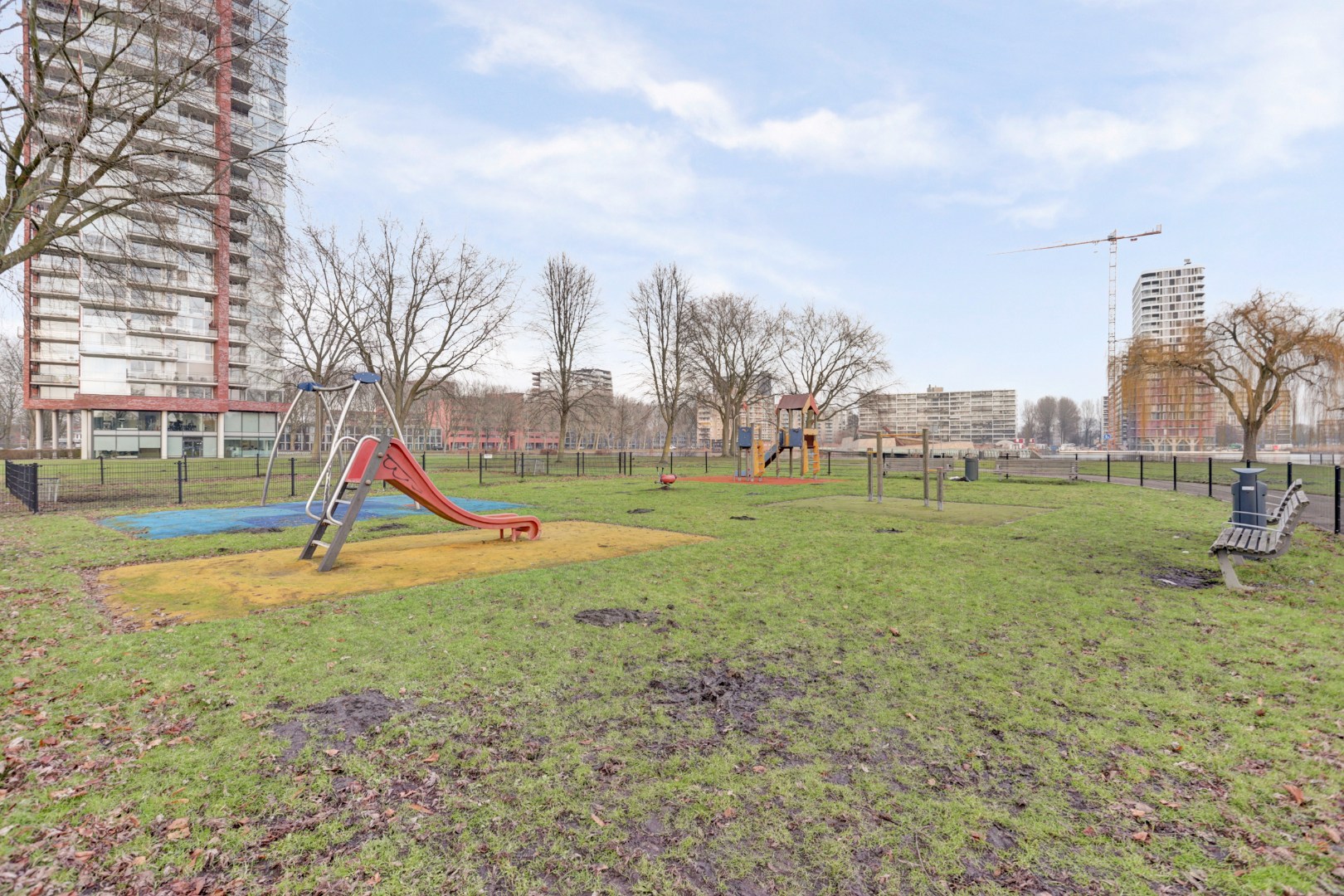Modern en energiezuinig appartement (A++) met ruim terras op het westen, eigen parkeerplaats, fraaie keuken, badkamer en gelegen op eigen grond. 