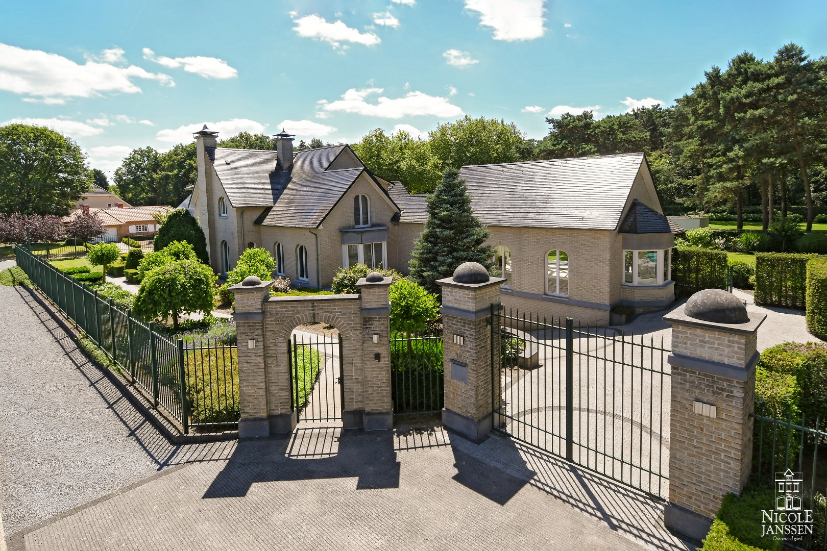 Gelegen op een prachtig hoekperceel