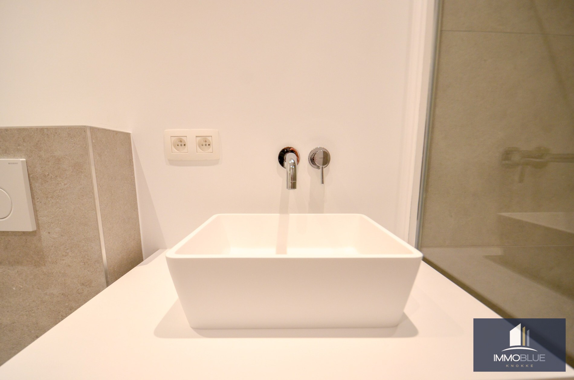 Appartement intemporel,  entièrement rénové, avec vue latérale sur la mer, situé au Zoute. 