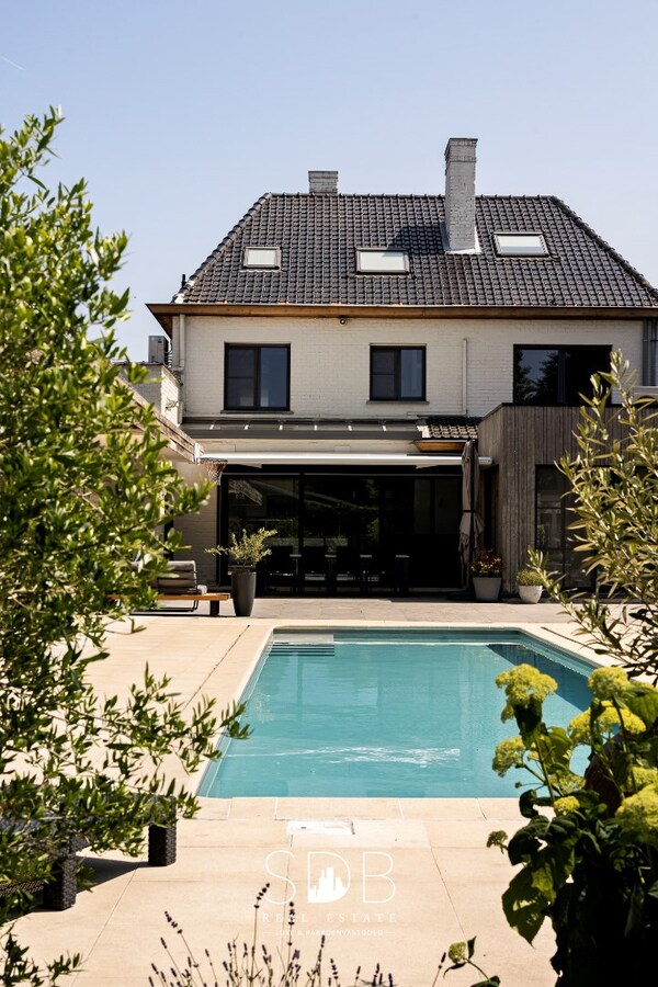 Prachtige hedendaagse villa met gezinstuin en zwembad op 1.387m² 