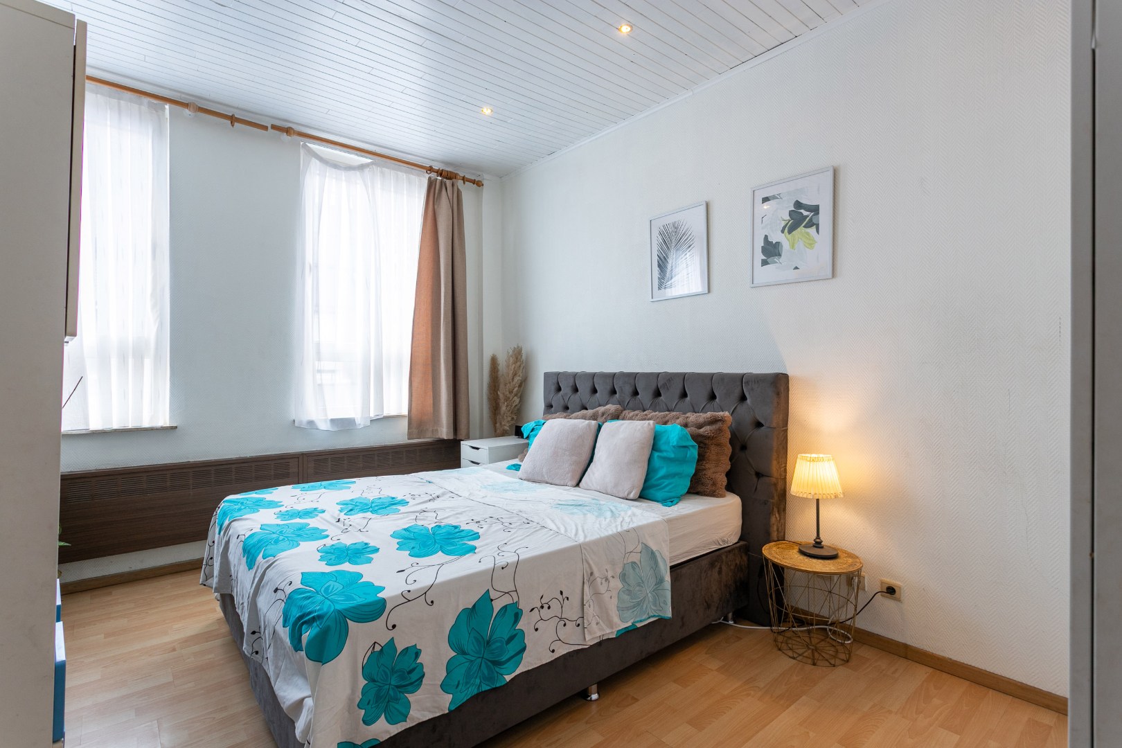 Instapklare woning met 4 slpks en binnenkoer op uitstekende ligging in centrum Halle 