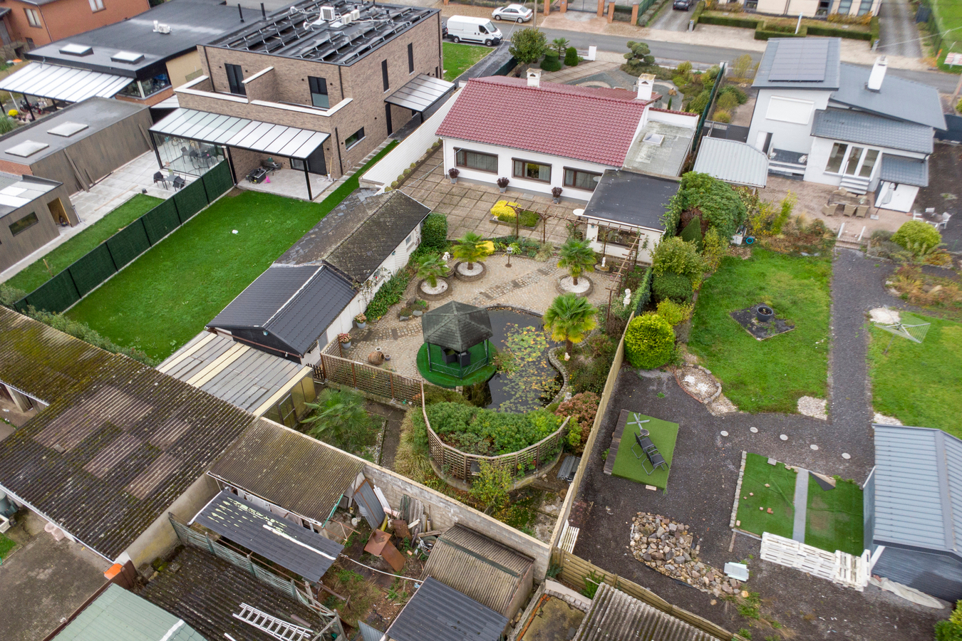 Vrijstaand landhuis voor gelijkvloers wonen. 2 slaapkamers. Tuin, berging, garage. 
